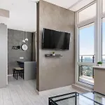 דירה Razor With Terrace, Kamanina